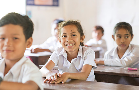 カンボジアの小学校の教室で嬉しそうに授業を受ける生徒の写真