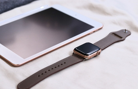 iPadと時計の写真