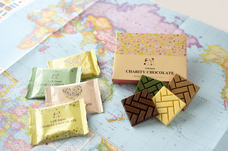世界地図の上にチャリティチョコレートが置いてある