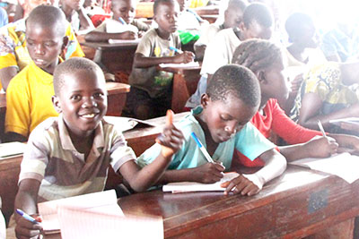 ウガンダの教室で勉強するコンゴ難民の子どもたち