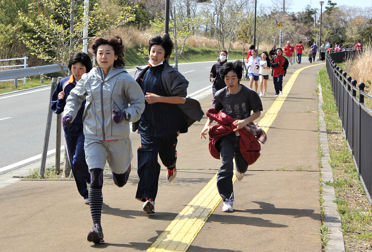 谷川さんの後方に子どもたちが続々と続いて走っている
