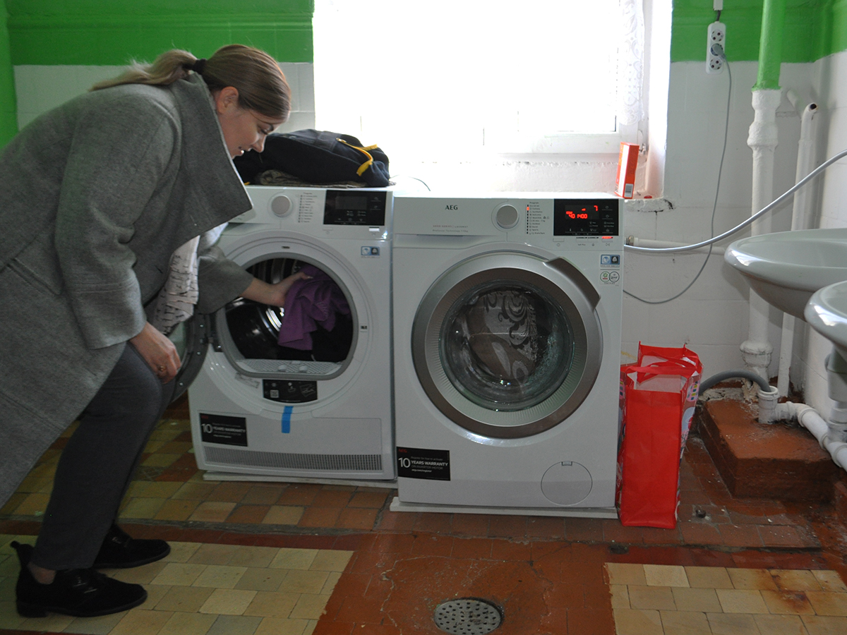 洗濯機と乾燥機が床に置かれている