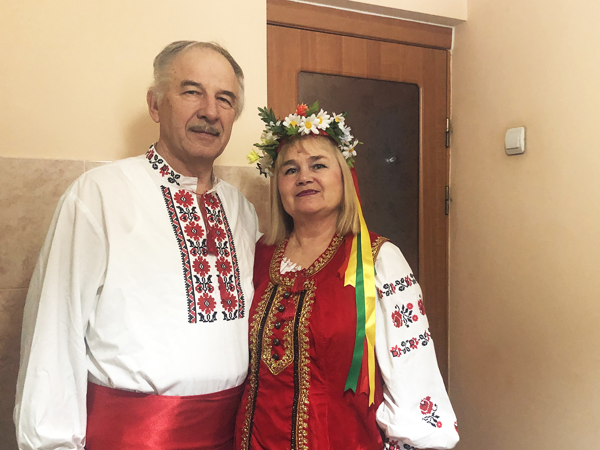 モルドバの民族衣装を着た夫婦が立っている