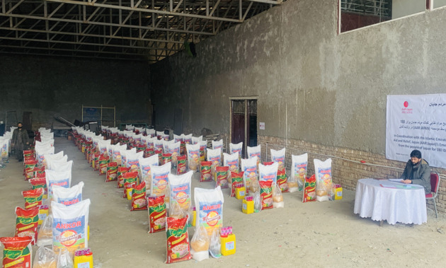 180世帯分の食糧が会場の倉庫に並べられている