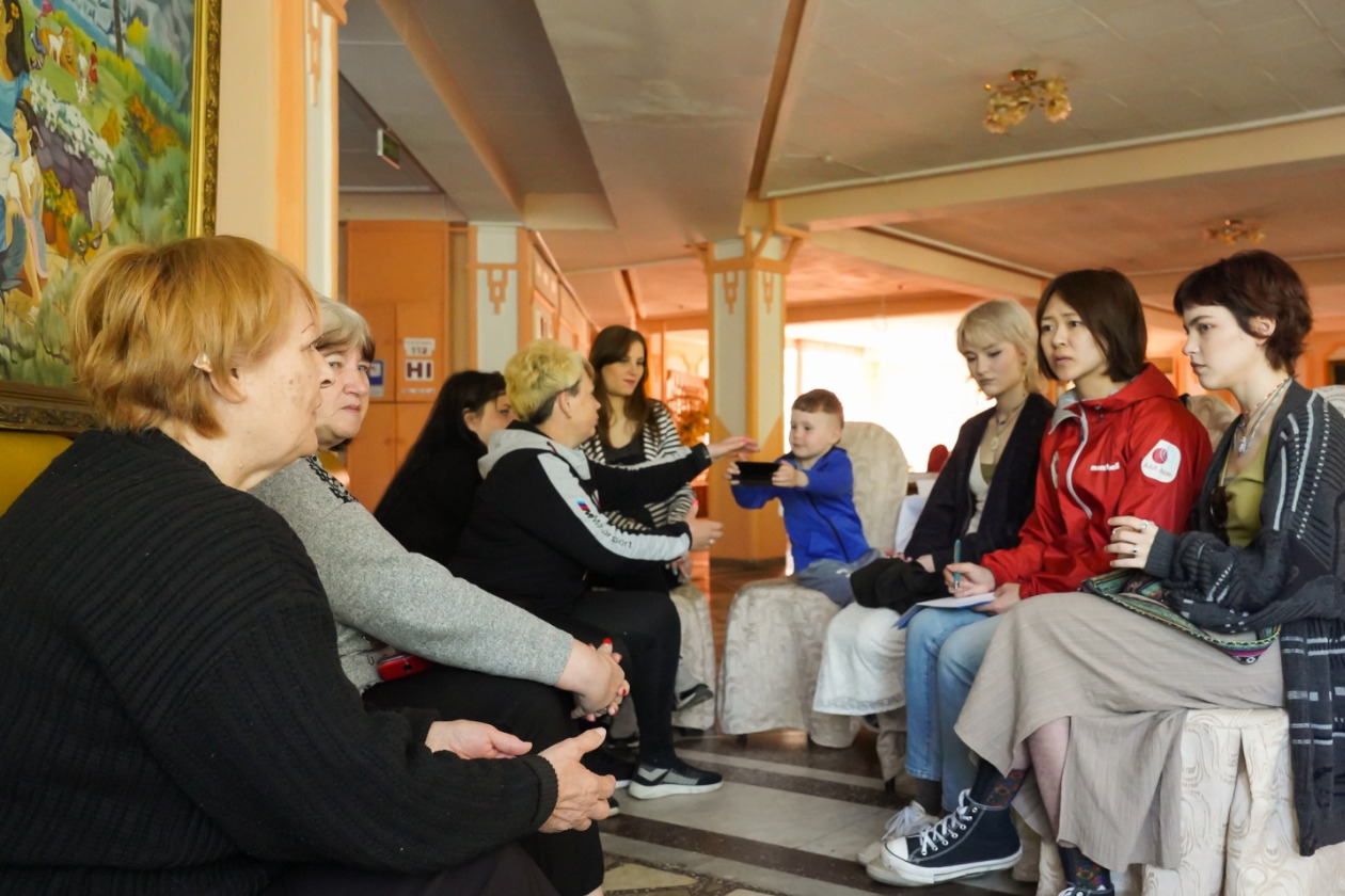 ウクライナ難民の方々に話を聞くAAR緊急支援チームの藤原早織（右から2番目）の写真