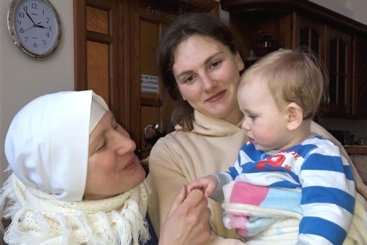 ウクライナ西部テルノピリ州の修道院に身を寄せる母子とシスター