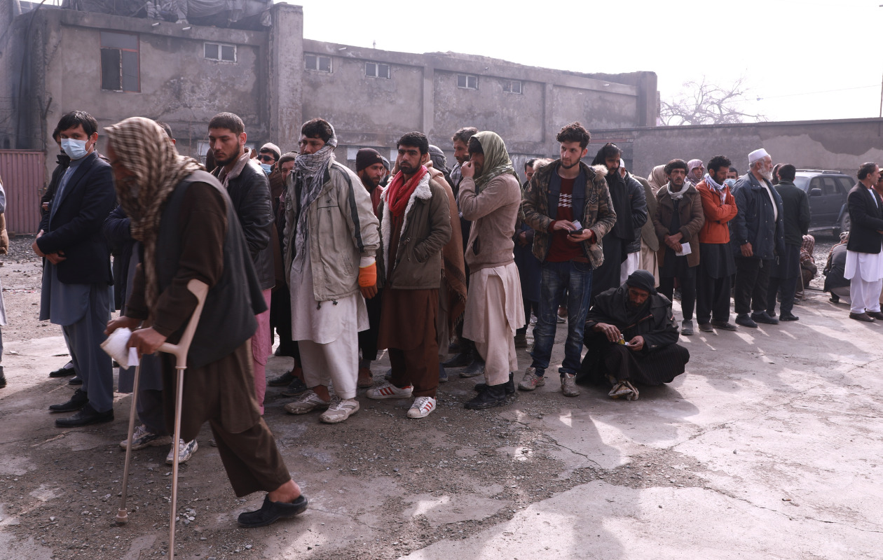 支援物資の配付を待つアフガニスタンの人々の写真