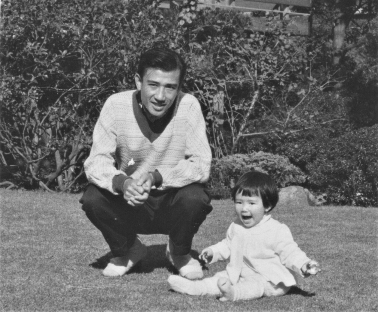 自宅の庭で父・佐田啓二さんと１歳頃の貴恵さん（中井さん提供）