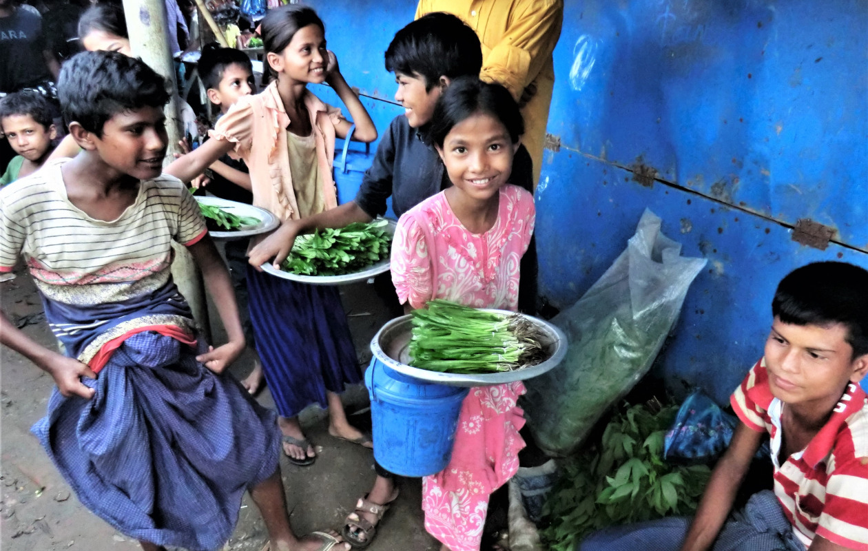 クトゥパロン難民キャンプの市場で野菜を売る子どもたちの写真