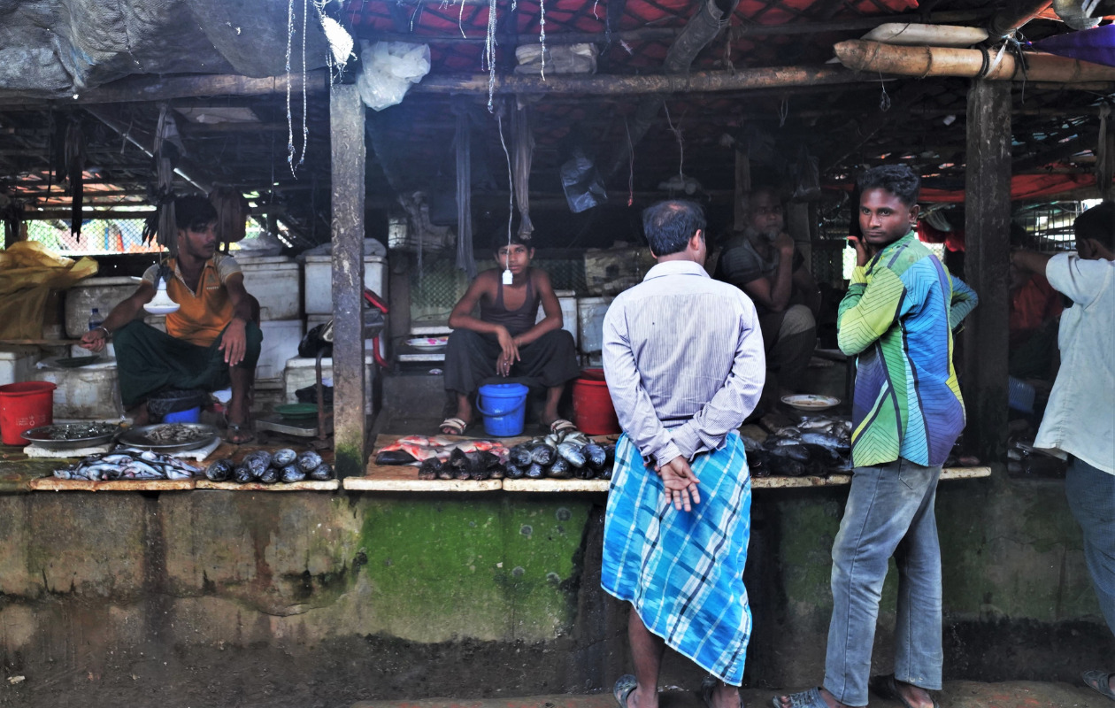 クトゥパロン難民キャンプの市場の鮮魚売りの写真