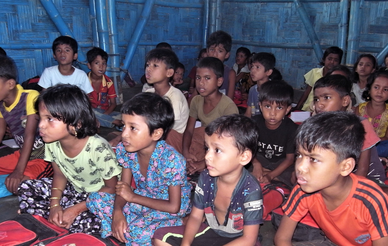 難民キャンプのラーニングセンター（仮設学校）の子どもたちの写真