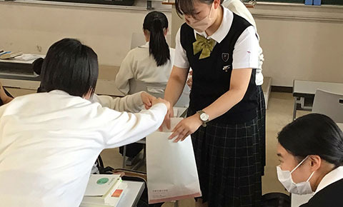 募金活動を行う京都光華高校の生徒たち