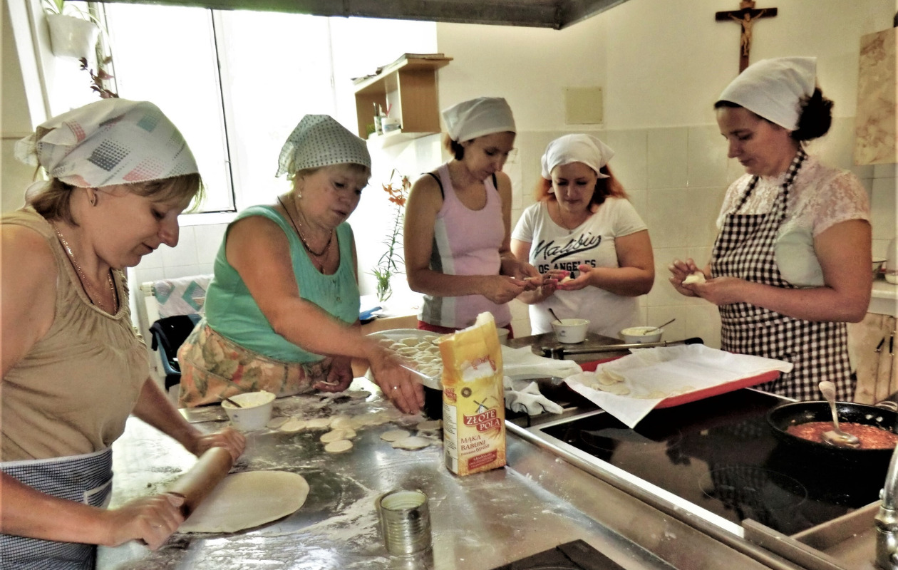 修道院のキッチンでウクライナ料理「ヴァレニキ」（水餃子）を作る避難民の女性たち