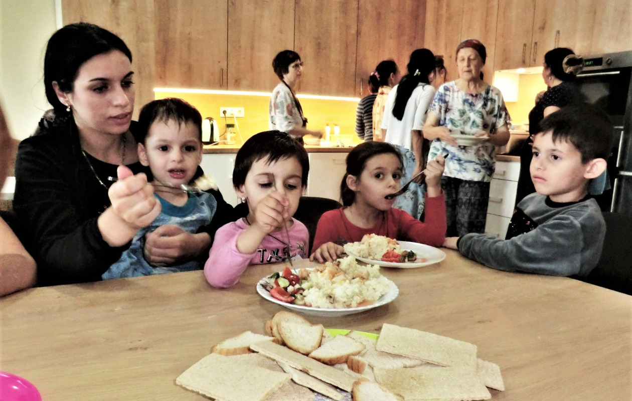 リヴィウ市内の教会で食事をとる国内避難民の母子