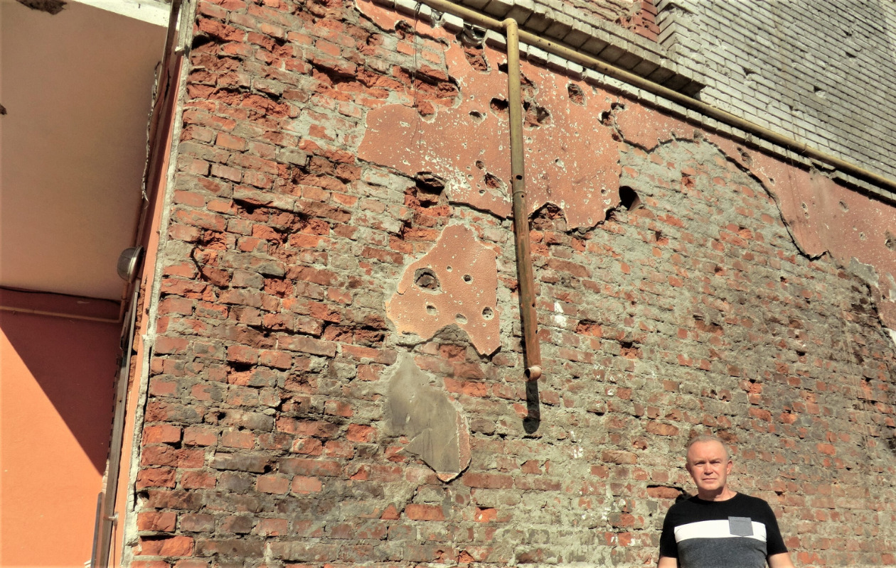 隣接するウクライナ軍施設へのミサイル攻撃の巻き添えで壁が崩落したアパート 　＝テルノピリ州チョルコフ町