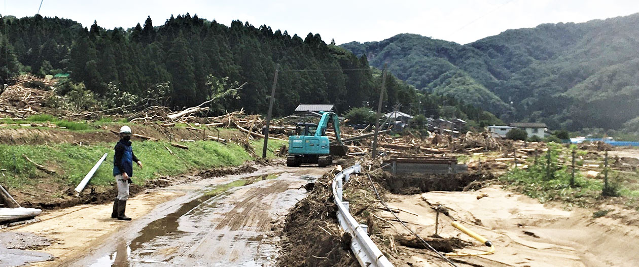 大雨で土砂崩れが発生した新潟県村上市小岩内地区＝8月6日