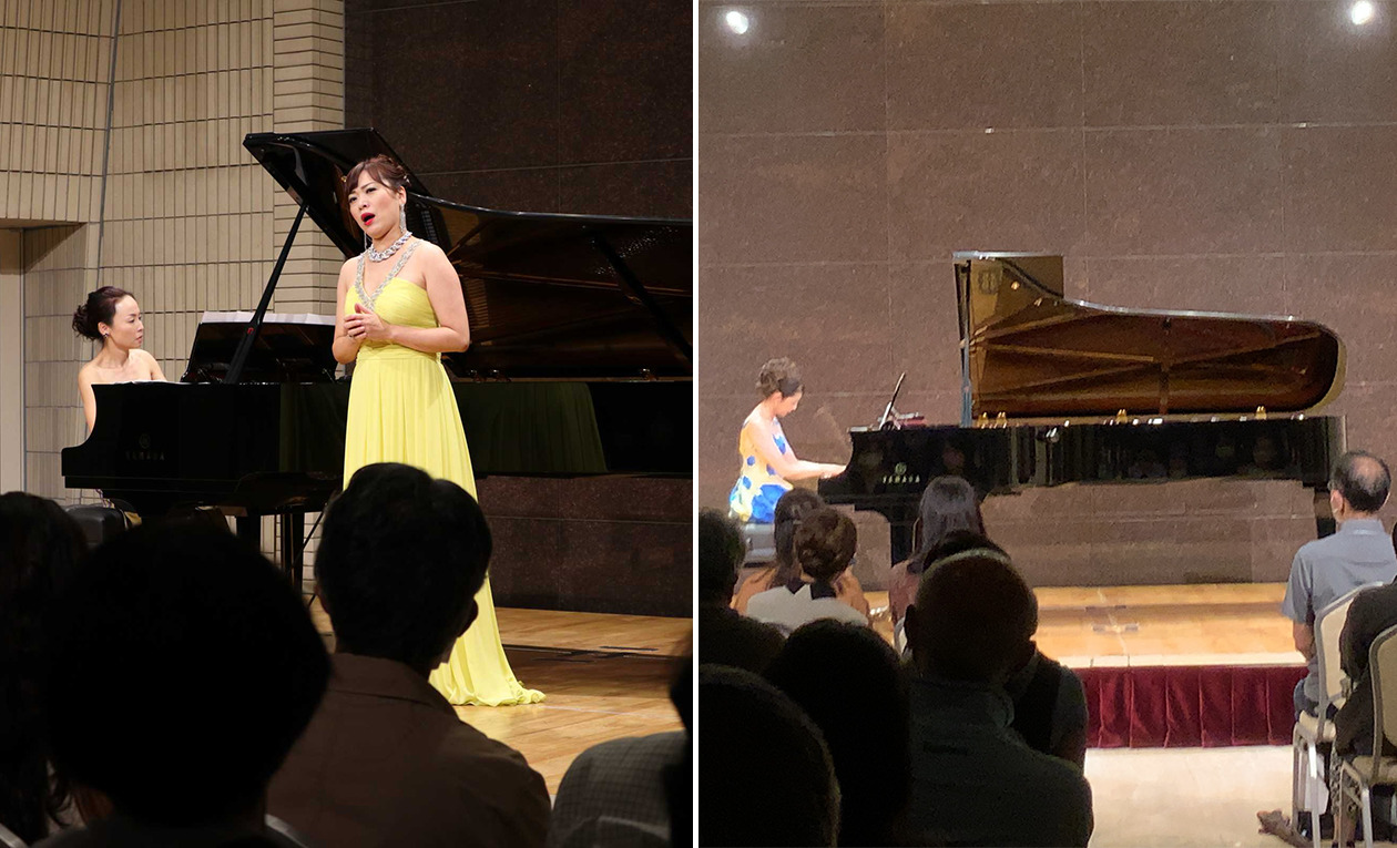 左写真は、黄色のドレスを着たソプラノ歌手がピアノの演奏に合わせて歌っている。右写真は、水色と黄色のドレスを着た女性ピアニストが演奏している