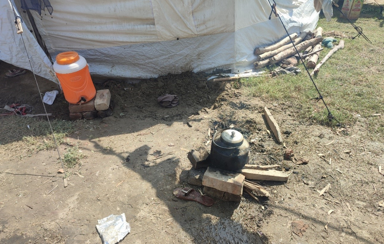 アフガニスタン難民居住地のテント外にある煮炊きスペースの写真（2022年10月24日撮影）