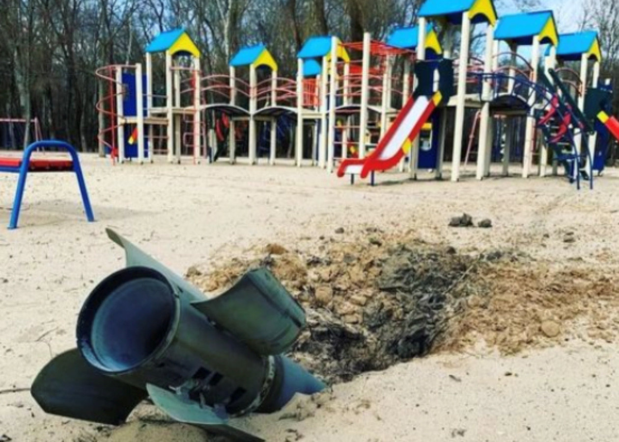 遊具施設の至近距離に着弾したロケット弾＝ウクライナ国内の写真
