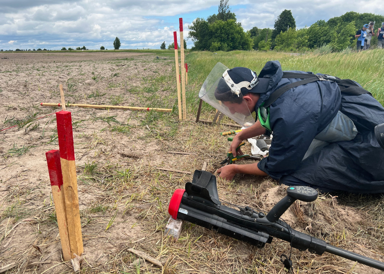 ウクライナでの地雷除去活動の様子（ヘイロー・トラスト撮影）の写真