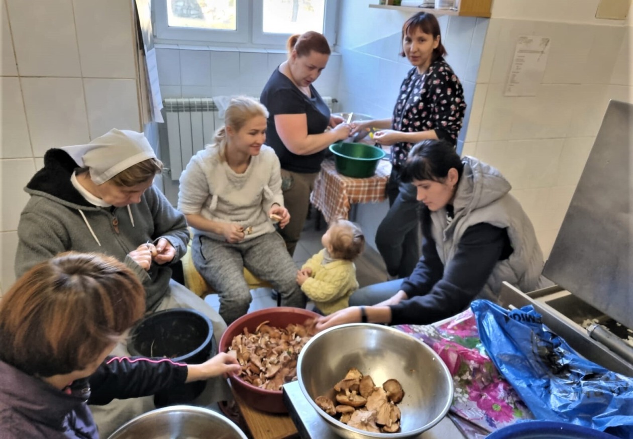 森で採ったキノコを調理する国内避難民の女性たち＝ウクライナ西部テルノピリ州のヤズローヴィツ修道院の写真（関係者撮影） 
