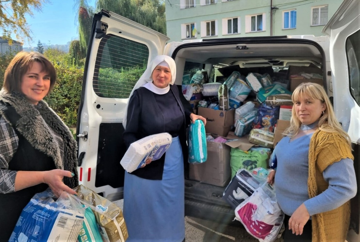 近隣町村の病院や避難民に分配される支援物資の写真