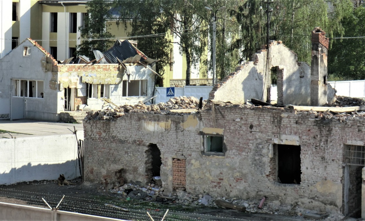 ロシア軍のミサイル攻撃で破壊されたテルノピリ州内の施設の写真