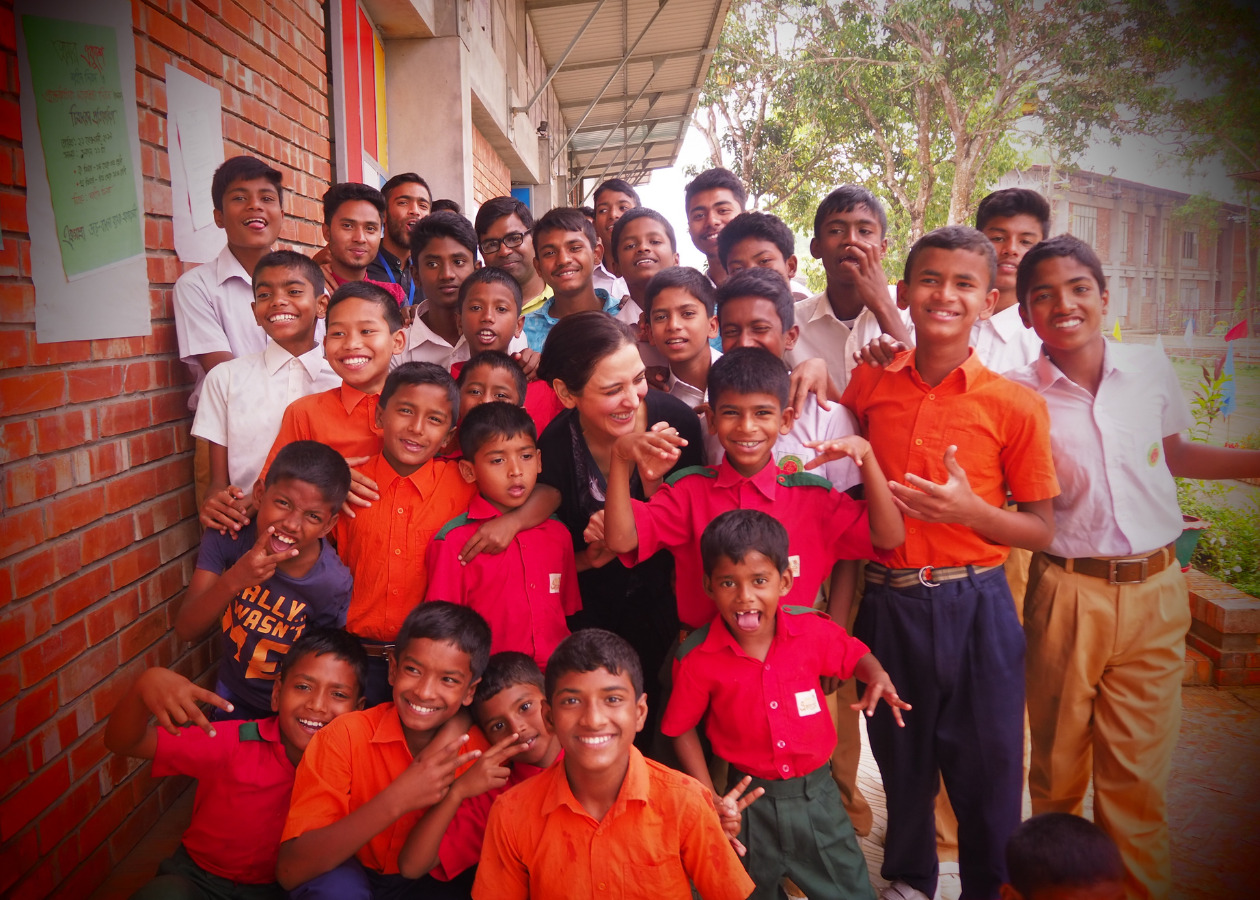 バングラデシュとインドの国境近くにある男の子のための教育施設を訪問したサヘルさん（中央/本人提供）