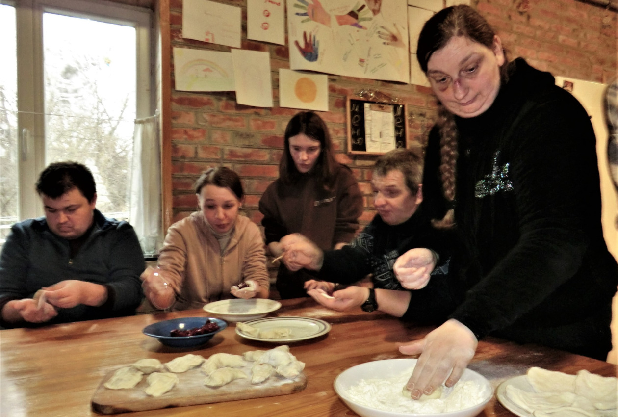 ウクライナ伝統料理のワレニキ（水餃子）を皆で手作りする写真