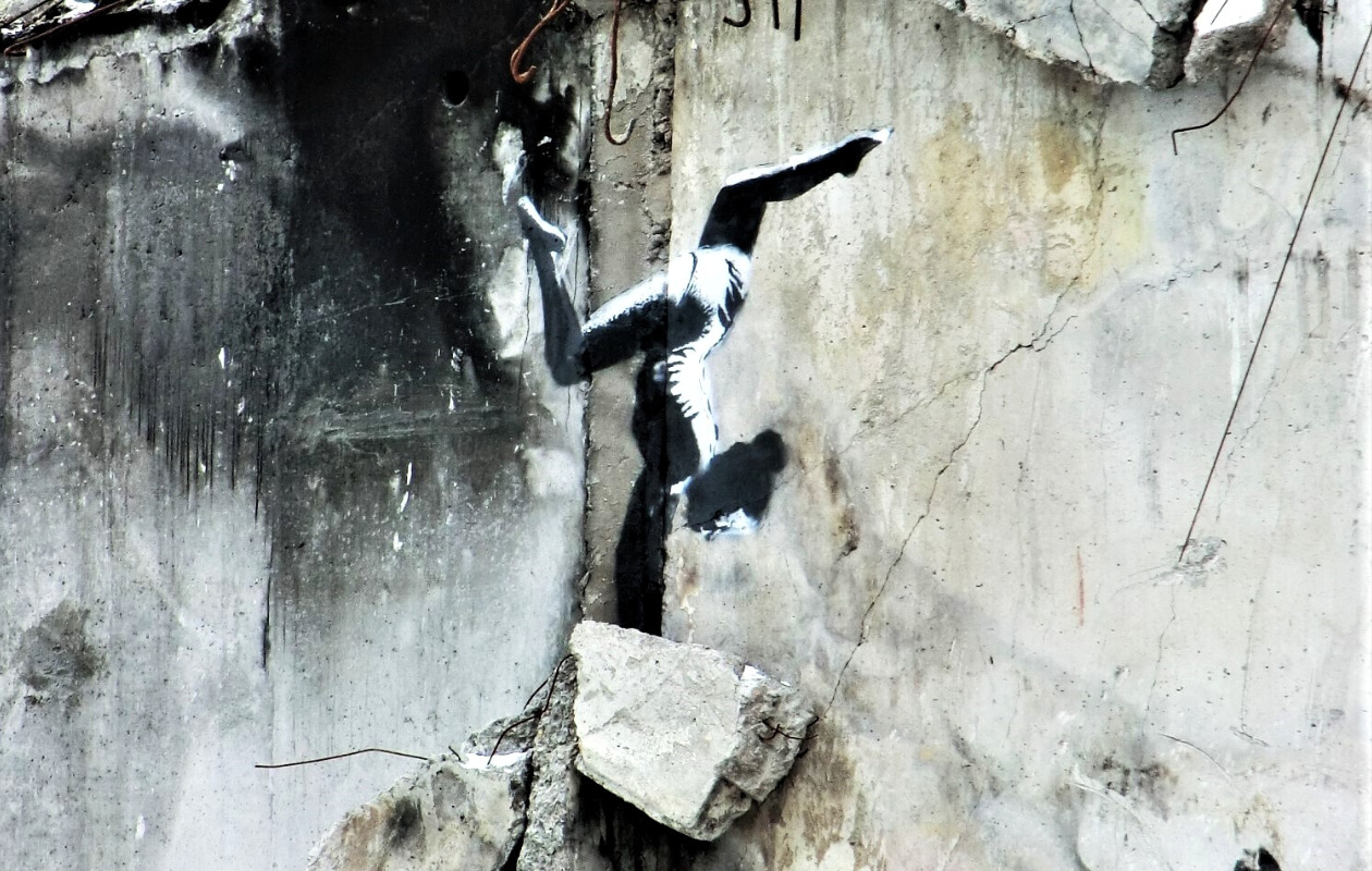 芸術家バンクシーがボロディアンカの廃墟に描いた女子体操選手の絵の写真