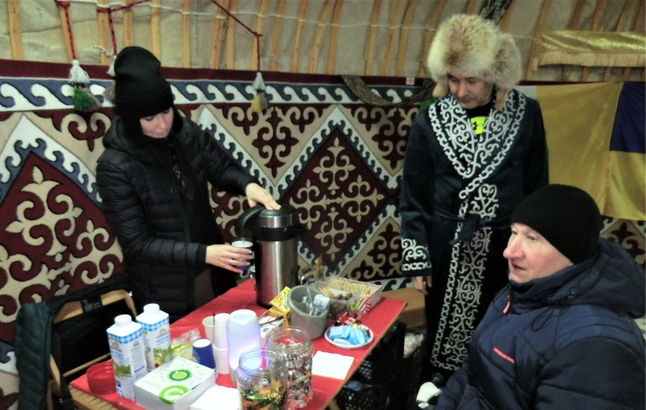 ブチャに設けられたテントでお年寄りにお茶を振舞うボランティアの写真