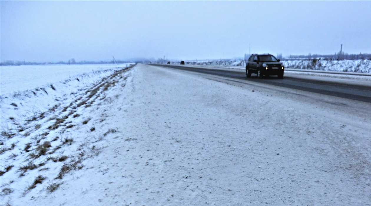 首都キーウに向かう雪原の幹線道路の写真＝2023年1月撮影