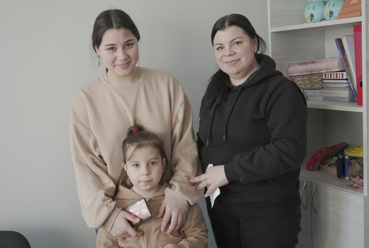 マリア・シリストラさん（右）と娘のサブリナさん（左）、ソフィアさん（手前）の写真