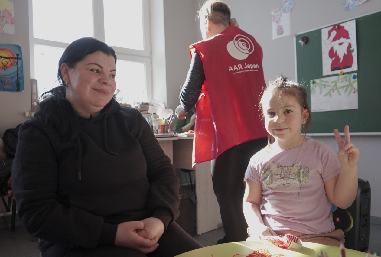 モルドバ北部ファレシュティでAARが支援するCFSを訪れたウクライナ難民の母子の写真