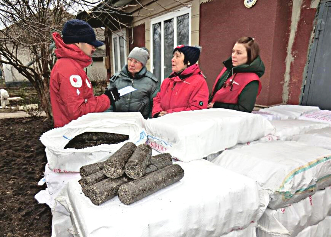 ウクライナ難民のスヴェトラーナさん(左から2人目) とリュドミラさん(同3人目)に暖房用燃料を届けるAARの八木純二の写真＝モルドバ北部バルティ郊外で2023年1月23日