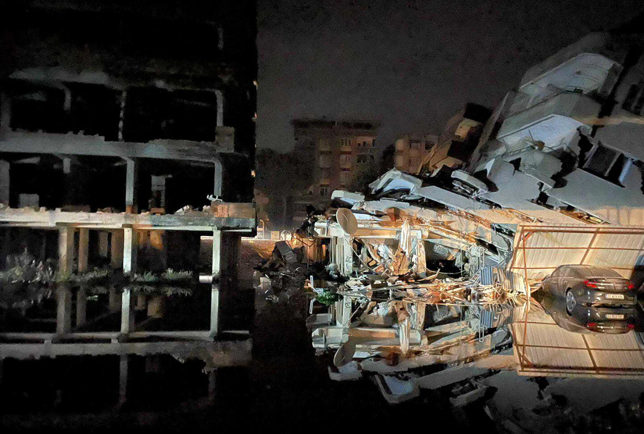 被災地のハタイ県で倒壊した建物の写真