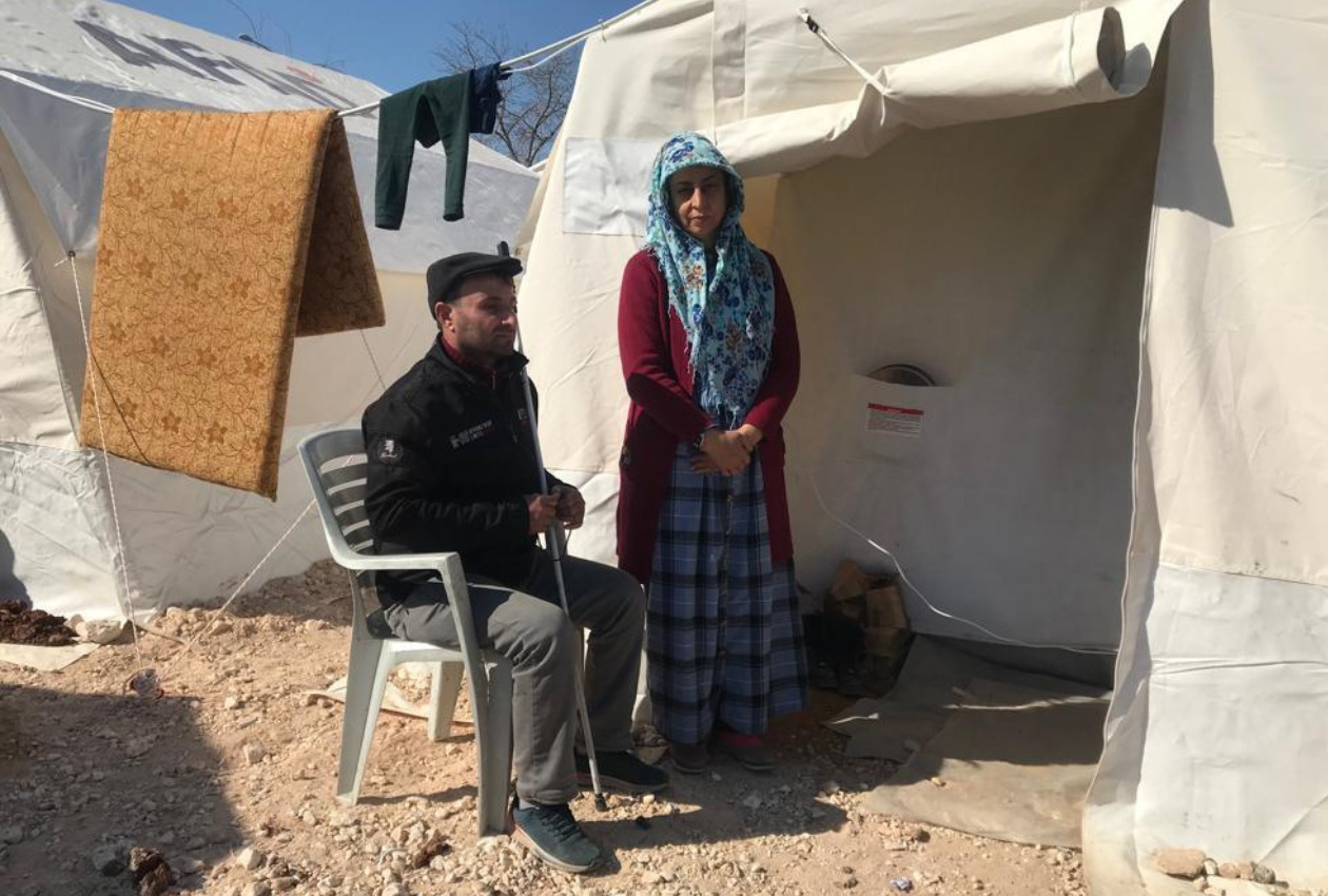 テントで避難生活を送るアフメットさん・ガラーさん夫婦＝トルコ南東部シャンルウルファ市内の写真