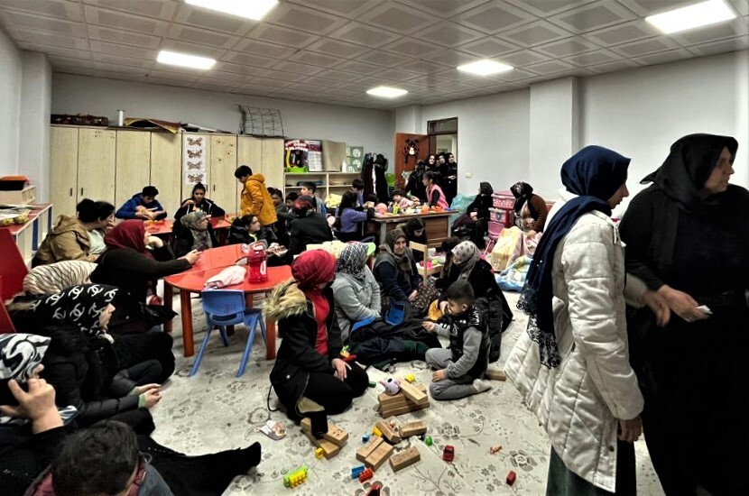 シャンルウルファ市内の避難所に集まった被災者の写真