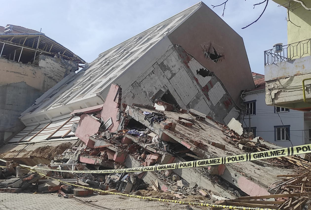 基礎部分から倒壊した建物の写真