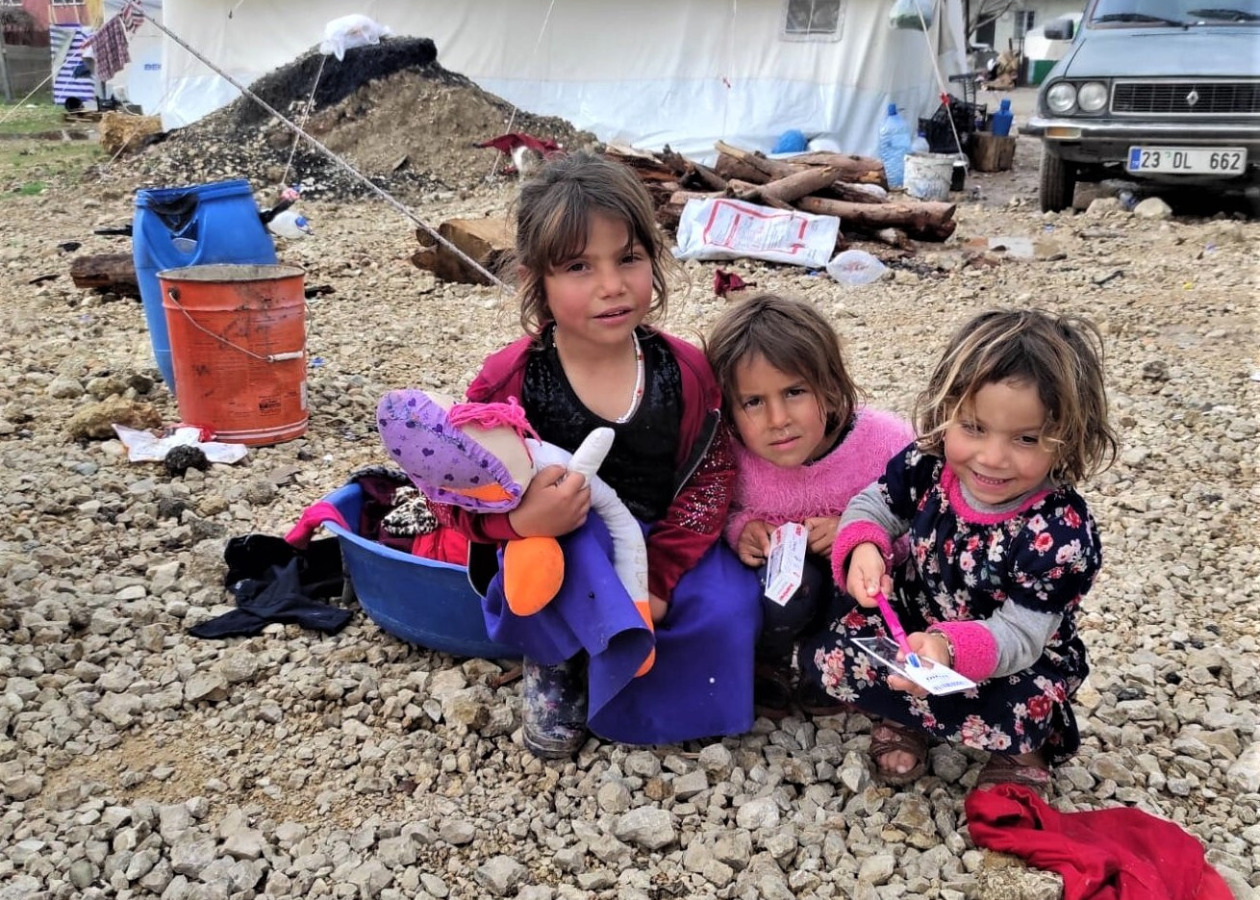 テント生活を続ける被災地の子ども3人の写真