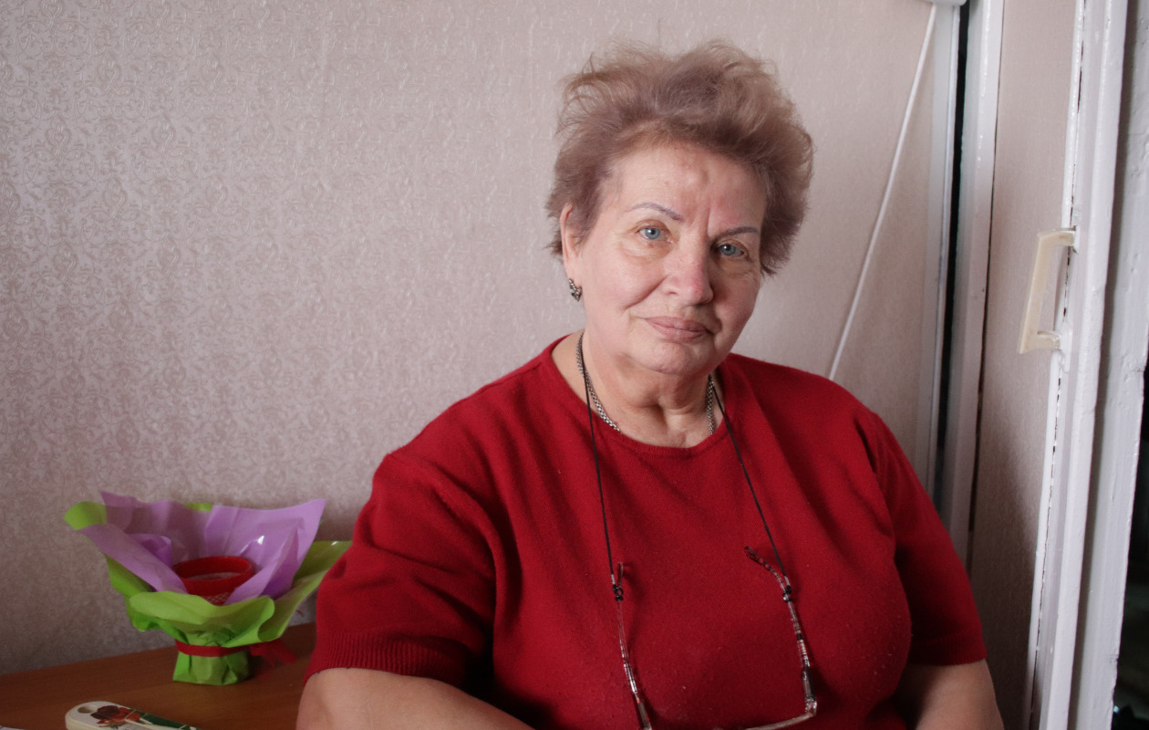 椅子に座る赤い服を着たウクライナの女性