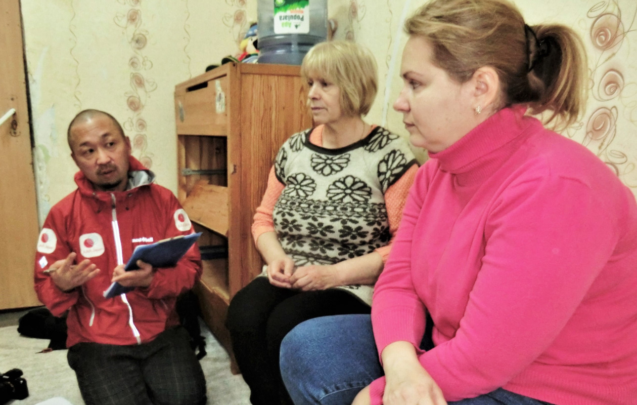 ウクライナ女性二人に話を聞くAAR職員