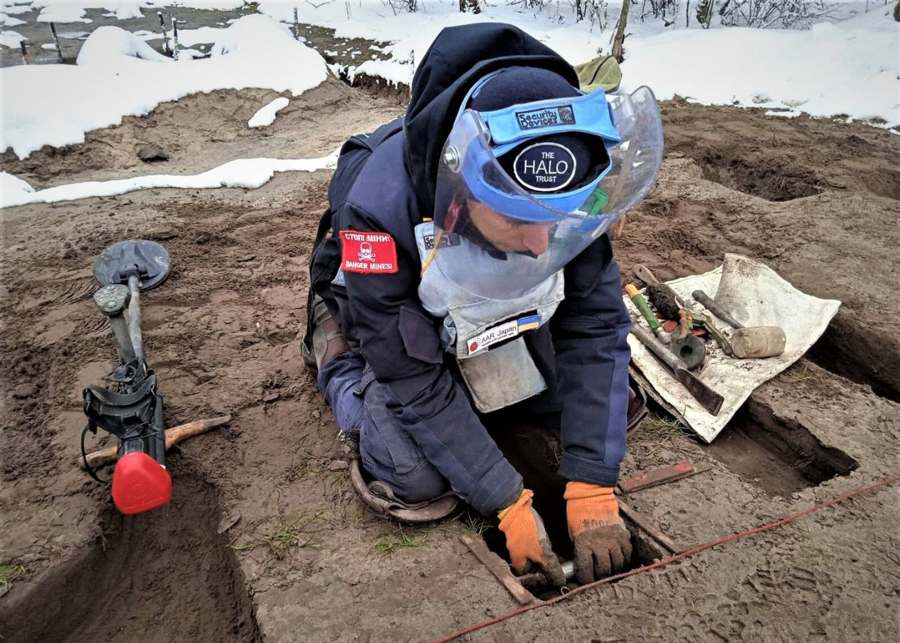 ウクライナで地雷除去作業を行う男性の写真