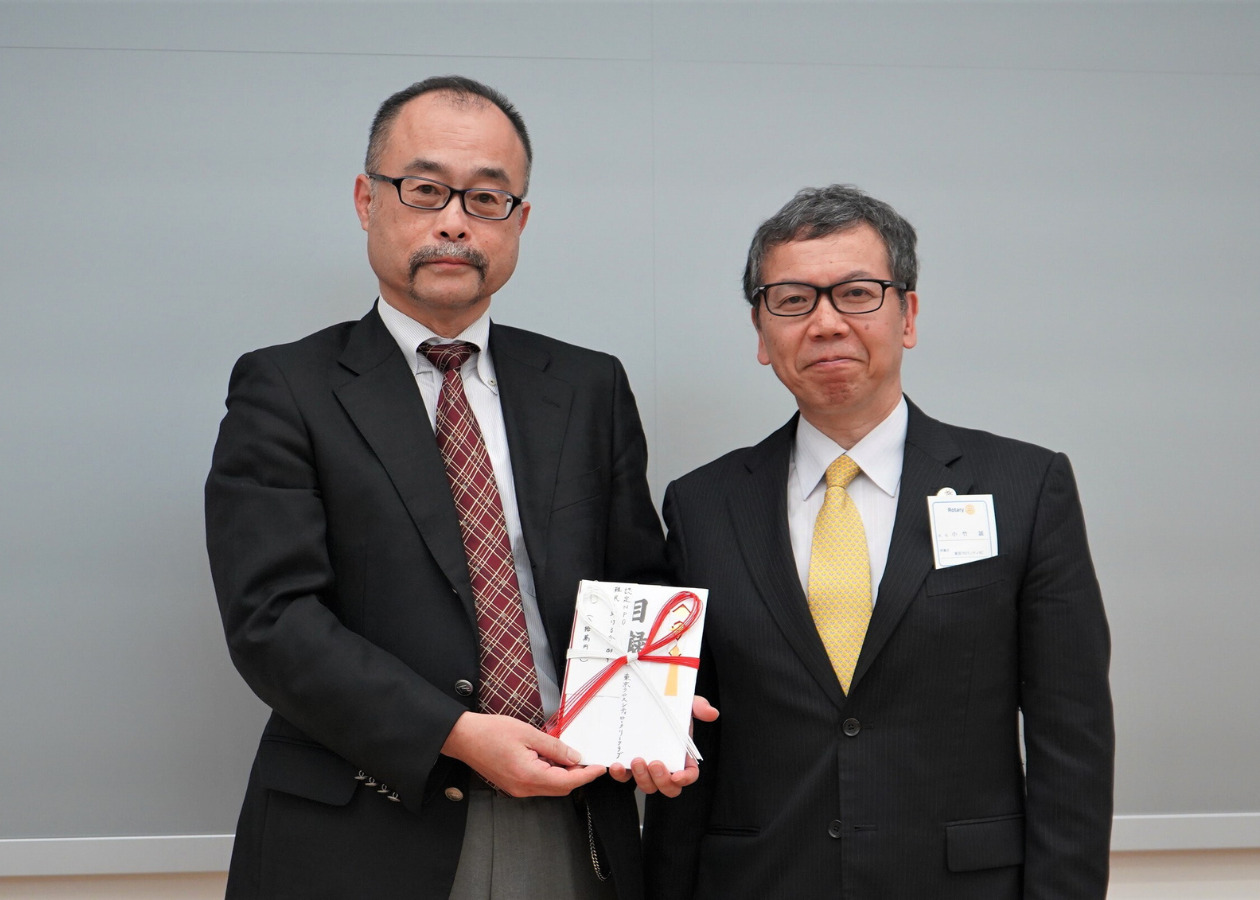目録を手にする東京クロスシティロータリークラブの小竹誠会長（右）とAAR中坪（左）の写真