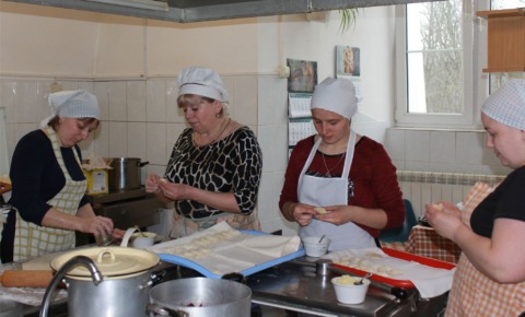 修道院のキッチンで、４人のウクライナの女性が、ヴァレニキを包んでいます