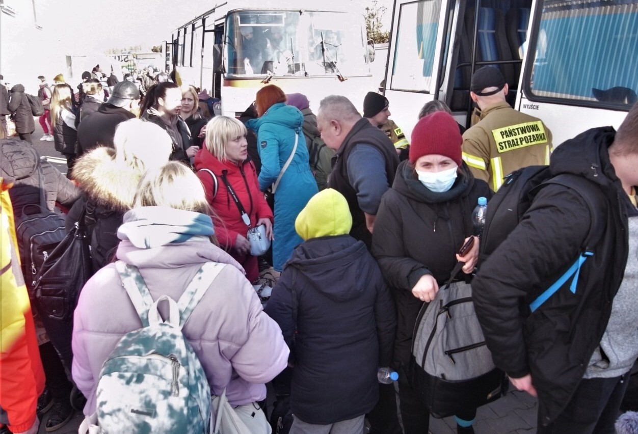 多くの難民がバスから降りてくる写真＝2022年3月12日撮影