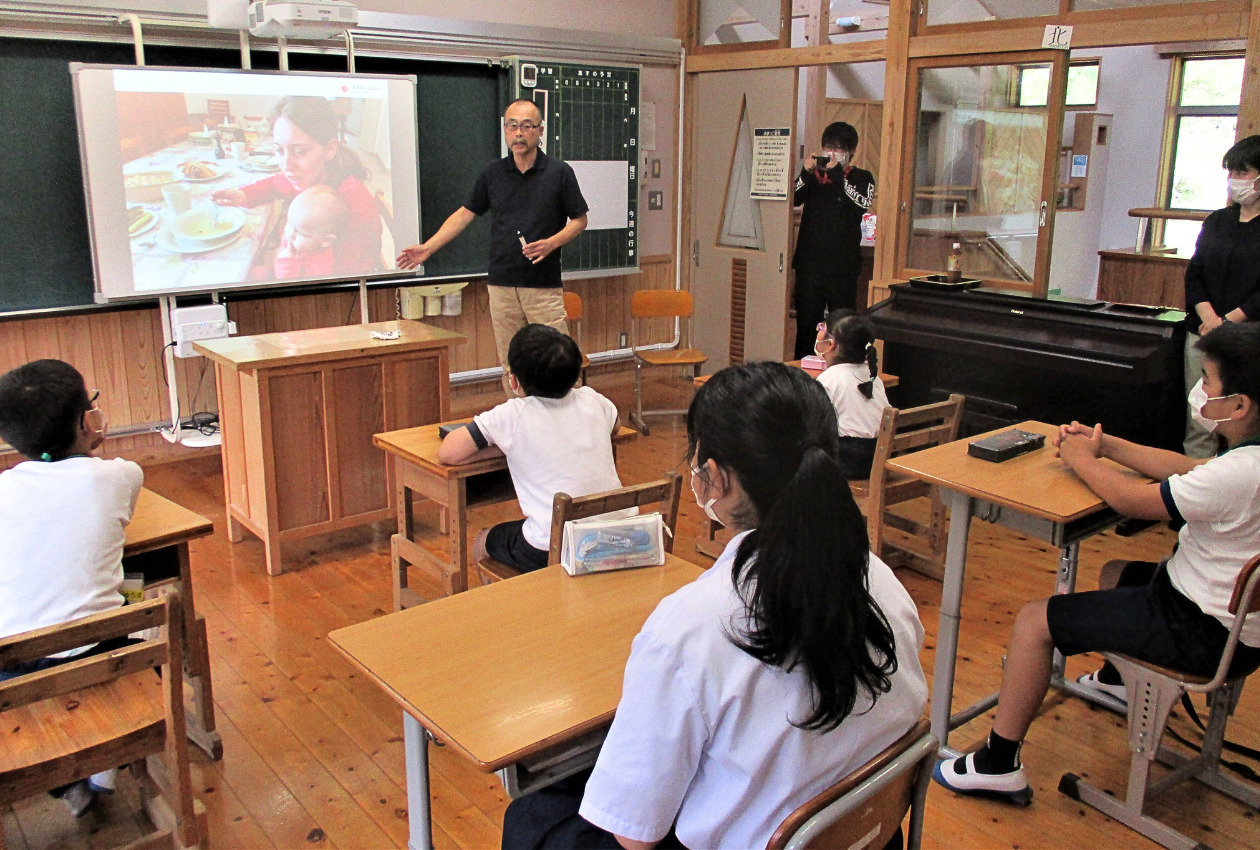 5人の生徒に国際理解教育を実施するAAR中坪の写真