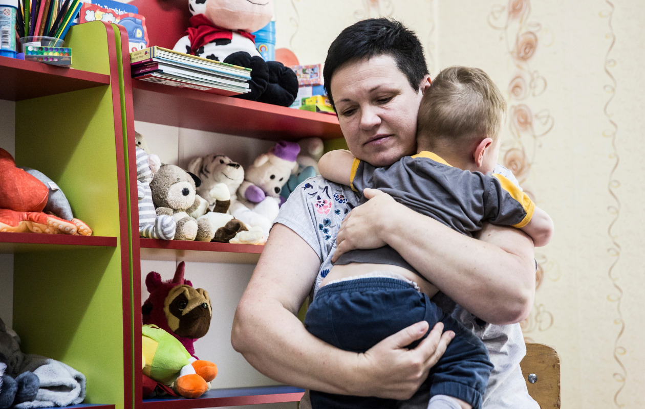 ウクライナ難民の女性が子供を抱いている写真