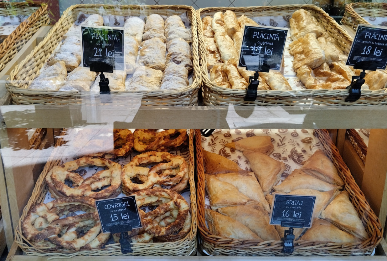 パン販売店のショーケースの写真。4種類のパンが写っている