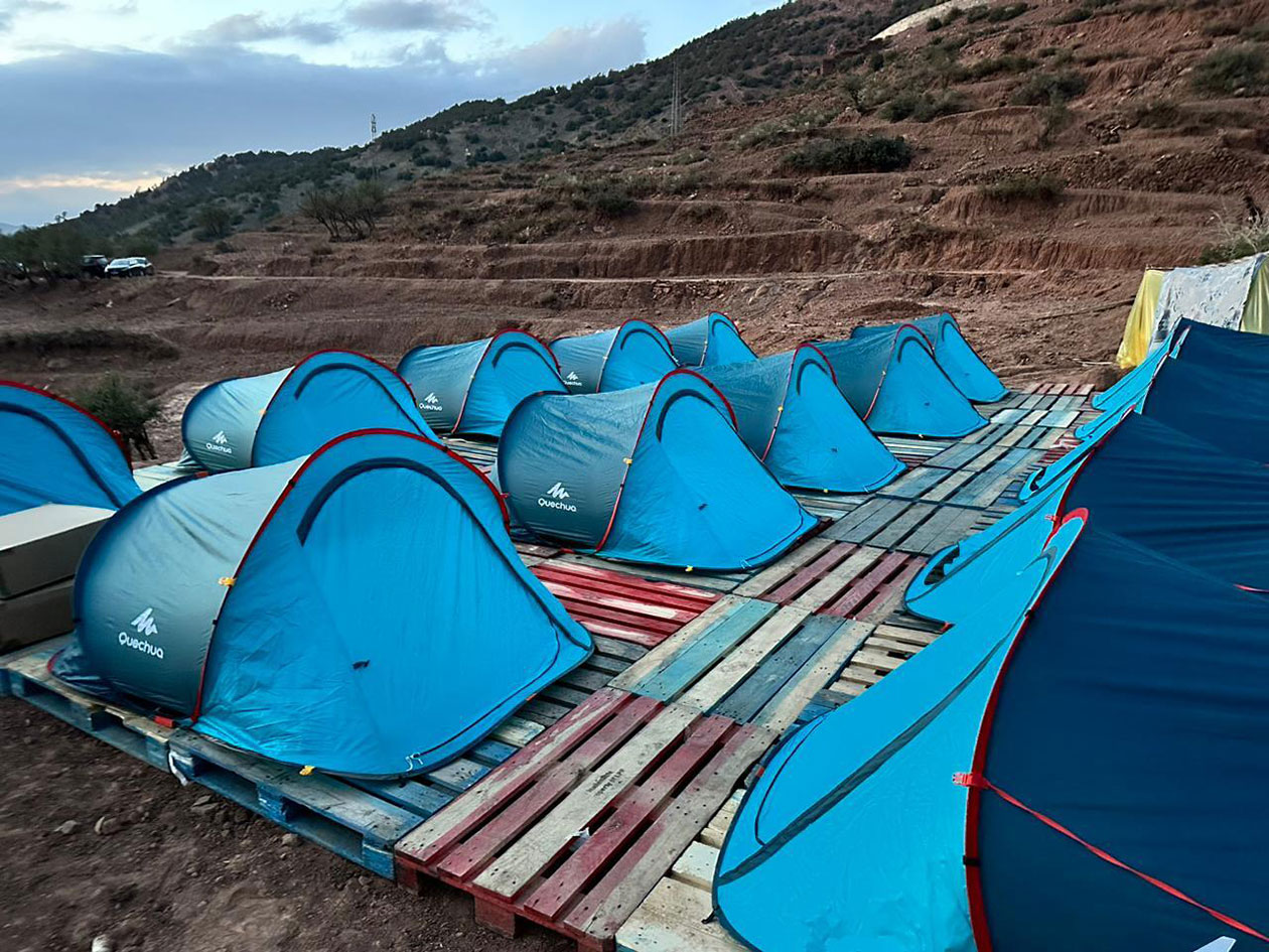 被災地に青いテントがたくさん並んでいる